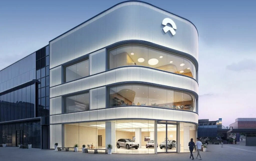 NIO sui minimi a 52 settimane: accordo Geely, conti in miglioramento e rischio diluizione